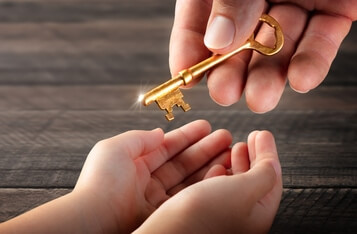 Aave Makes History as Core Developers Transfer Governance to Token Holders